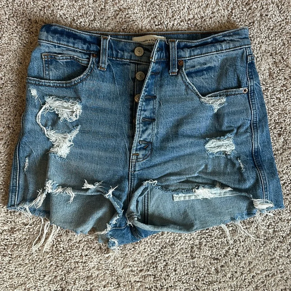 Abercrombie and fitch distressed denim shorts size 28/6 - Picture 1 of 3